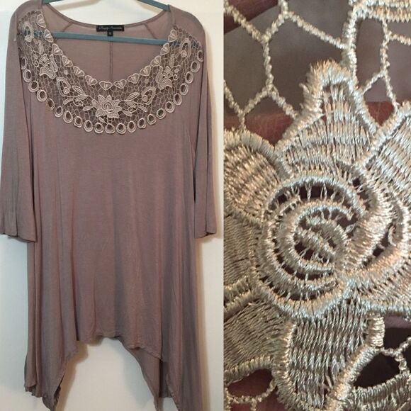 Gorgeous Flowey Top embroidered neckline - Picture 2 of 7